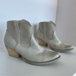 Very Volatile Western‎ Ankle Boots Size 6 Perforated Faux Leather White Cream